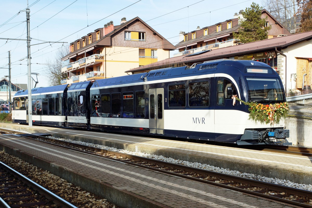 MOB/MVR: Am 11. Dezember 2015 wurde der neue ABeh 2/6 7501 (2015) anl�sslich einer  sehr eindr�cklichen Feier mit Musik, Ansprachen, vielen Luftballons und B�llersch�ssen bei herrlichem Wetter in St-L�gier eingeweiht und auf den Namen St-L�gier getauft. In der MOB.Werkst�tte in Chernex wurde der  Neuling  f�r diesen einmaligen Anlass vorbereitet. Diese Aufnahme entstand in Chernex, kurz vor der Abfahrt nach Blonay.
Foto: Walter Ruetsch