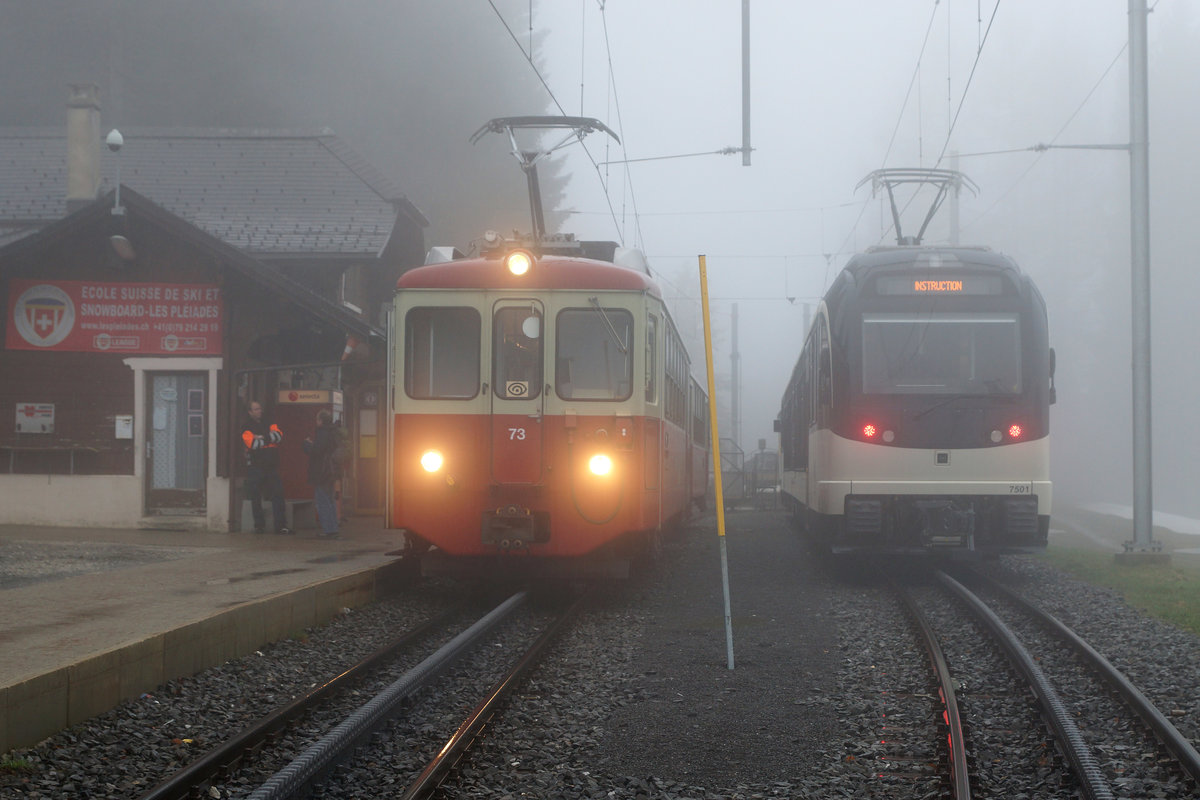 MVR/CEV: Während der Abschiedsfahrt vom 13. April 2016 mit dem alten Pendelzug bestehend aus dem BDeh 2/4 73 (1970), begegneten wir in Les Pléiades dem SURF 7501, der nach der  JUNGFERNFAHRT  bereits wieder für Instruktionsfahrten im Einsatz stand.
Foto: Walter Ruetsch   