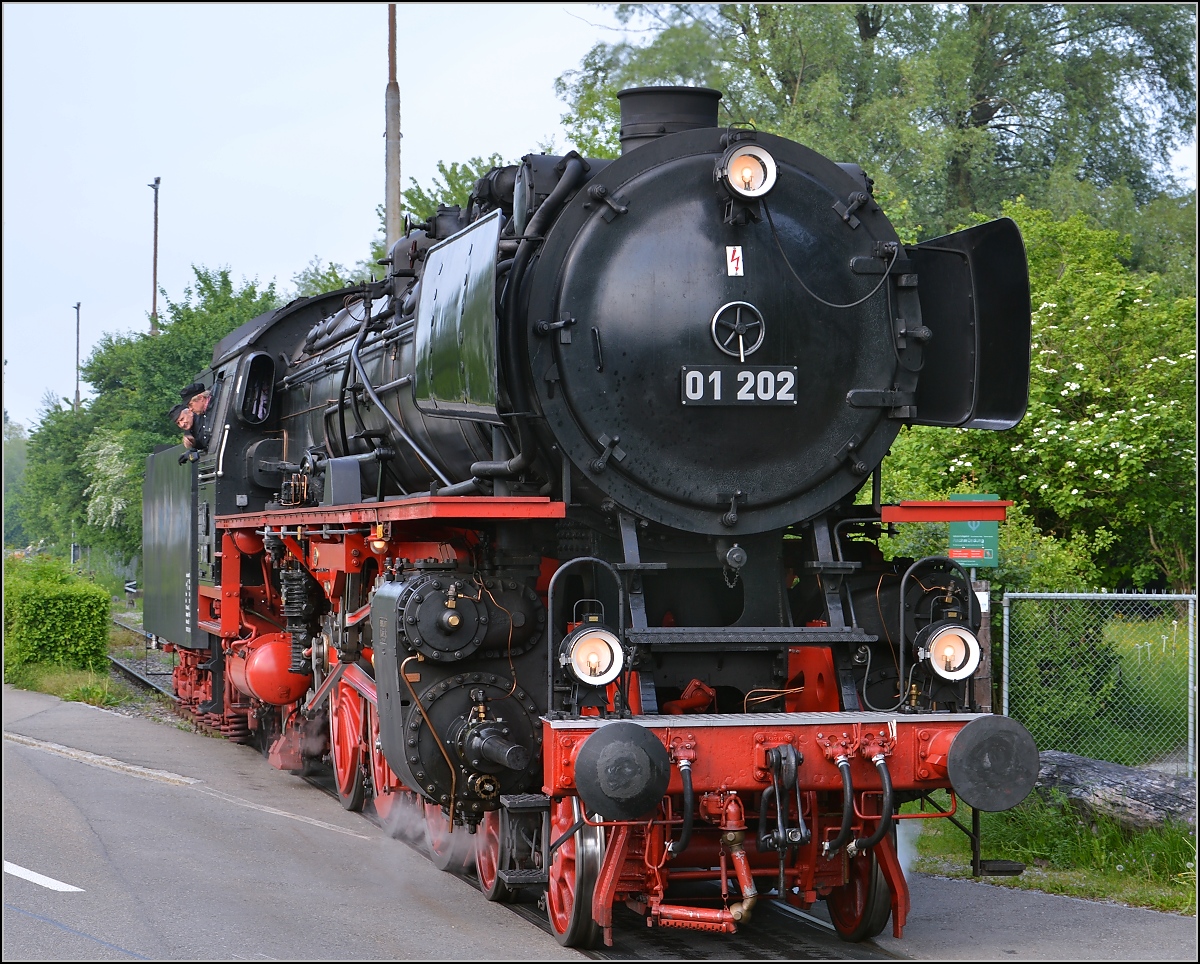 Nach getaner Arbeit, die W�gen sind abgestellt und 01 202 macht sich auf dem Weg ins Locorama in Romanshorn. Mai 2015.