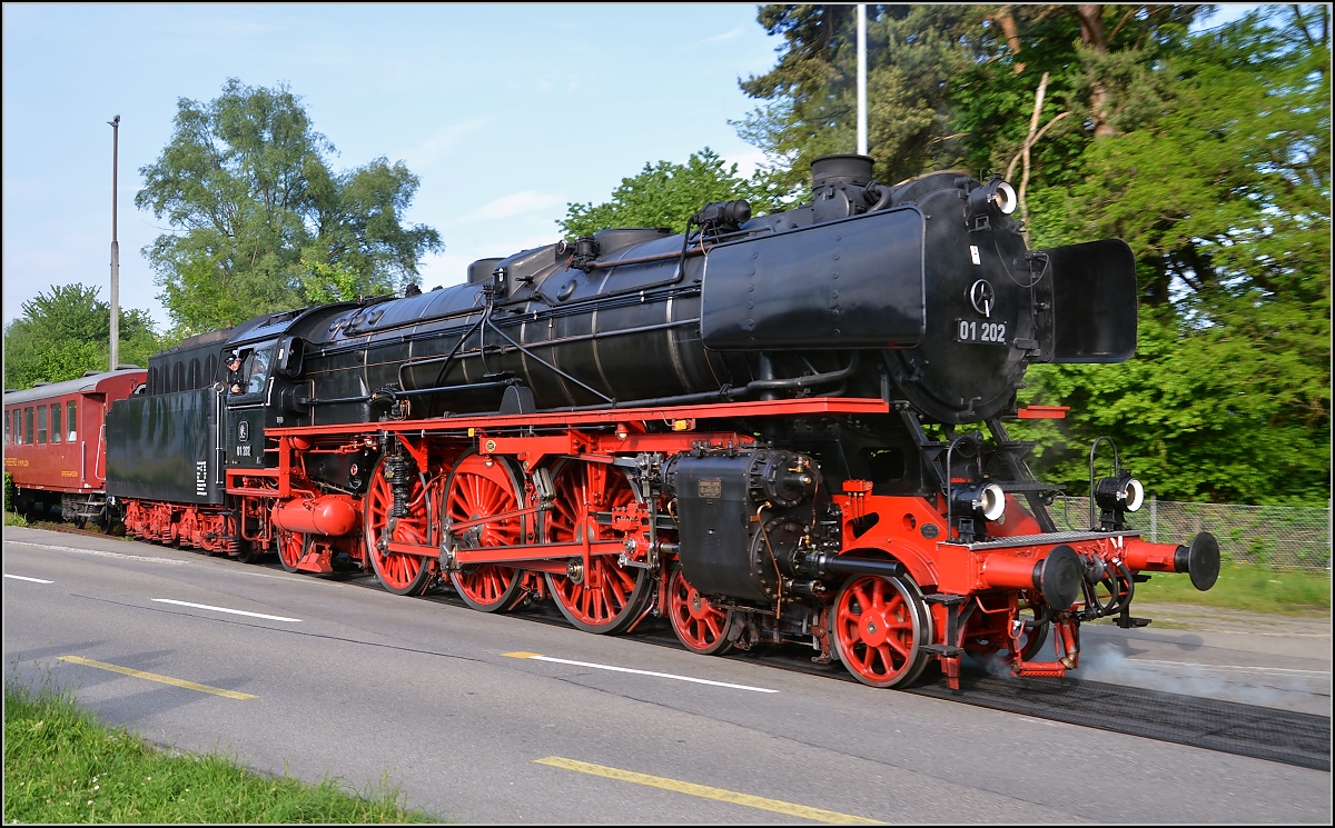 Nach getaner Arbeit, die W�gen werden auf den Gleisen, die einst dem Trajektverkehr dienten, abgestellt. Romanshorn, Mai 2015.