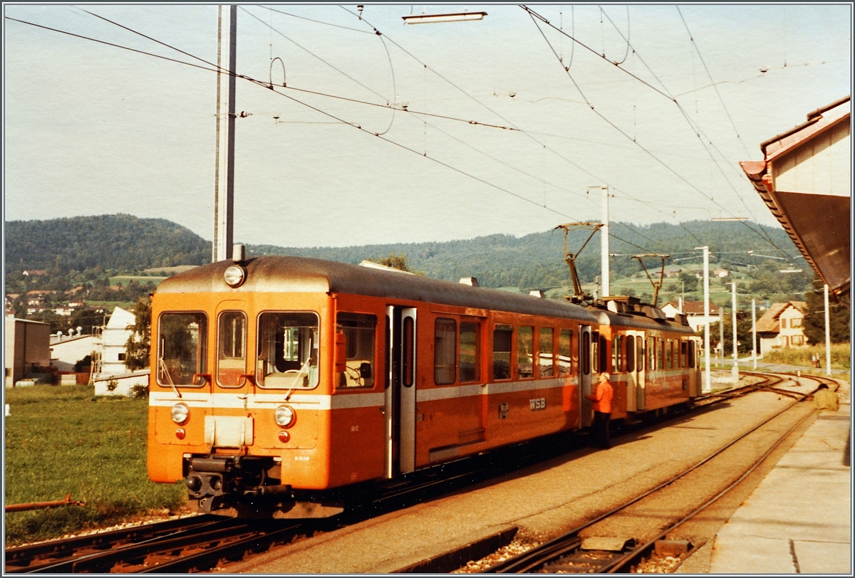 Nach den modernen, nicht gerade Licht verw�hnten Bildern nun noch drei Bilder aus  alten  WSB  Zeiten. 

 Viertelstundentaktz�ge  lese ich in meinen Notizen zu diesen WSB Pendelz�gen beim Halt in Gontenschwil. Die Gleisanlage hat sich etwas ver�ndert, das Bahnhofsgeb�ude, wenn auch heute (2022) unbedient, ist noch dasselbe wie 1984.

28. Sept. 1984