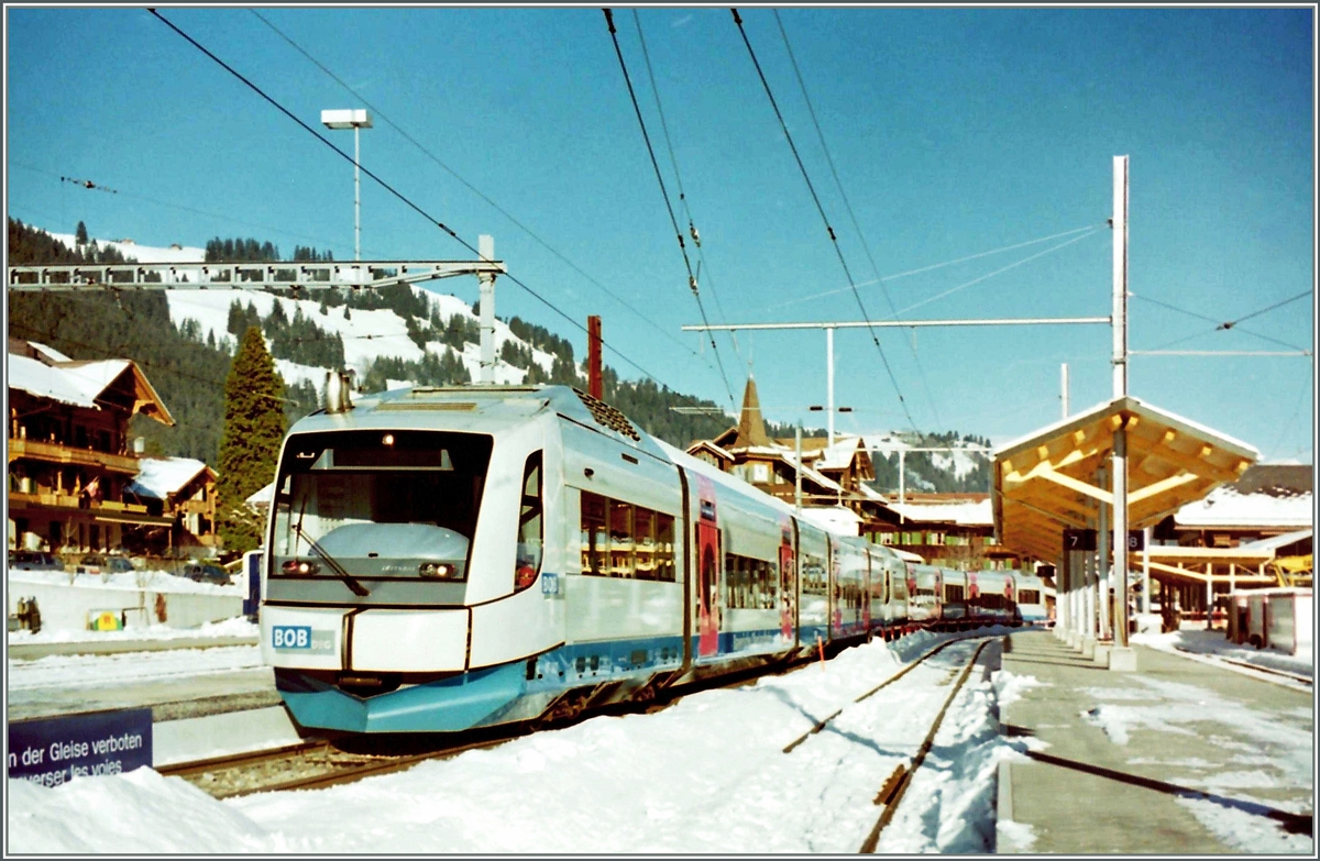 Nachdem am 26 Dez. 1999 der der Sturm  Lothar  �bers Land gebrausst war, hatten etliche Bahnen Fahrleitungs-St�rungen. Da sich diese im Falle der SEZ-Bahn �ber l�ngere Zeitr hinzogen, entschloss sich die Bahn zum ungewohnten Schritt, mit denn abgestellten BOB Dieseltriebz�gen der BOB (Bayrische Oberland Bahn) einen Notbetrieb anzubieten.
Auf dem Bild ist ein BOB  Integral  in Zweisimmen zu sehen.
Jan. 2000