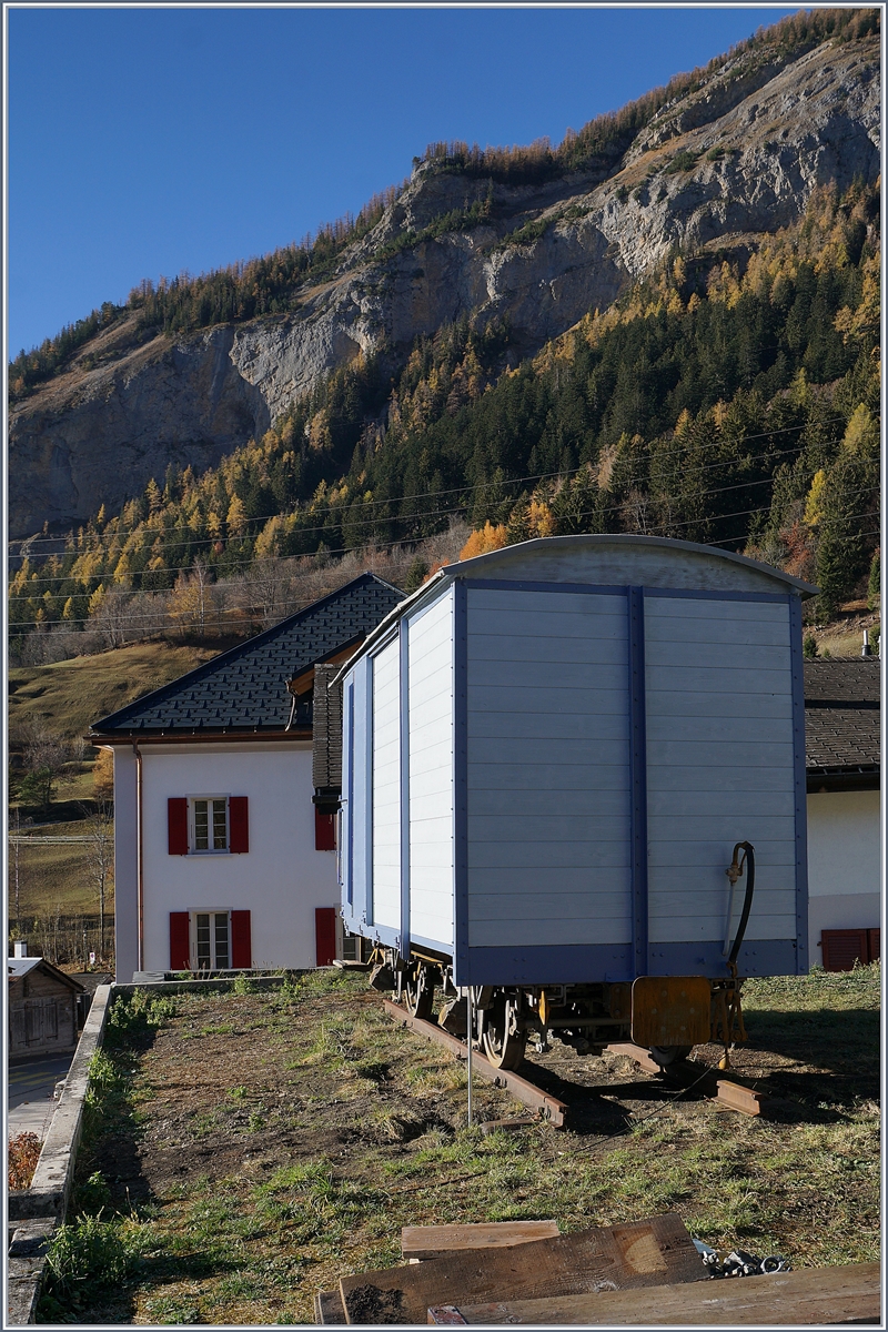 Nachdem am 27. Mai 1967 die Strecke der LLB (Leuk - Leukerbad Bahn) stillgelegt und recht rasch abgebaut und das Rollmetrial verschrottet oder (zum kleinen Teil) an die Blonay-Chamby Bahn ging, entdeckte ich heute auf dem Dach (!) der Gemeindeverwaltung von Imden diesen Güterwagen, der bei näherem hinschauen sogar auf einem kurzen Gleisstück steht. Weiss jemand näheres über diesen Güterwagen?
14. Nov. 2018