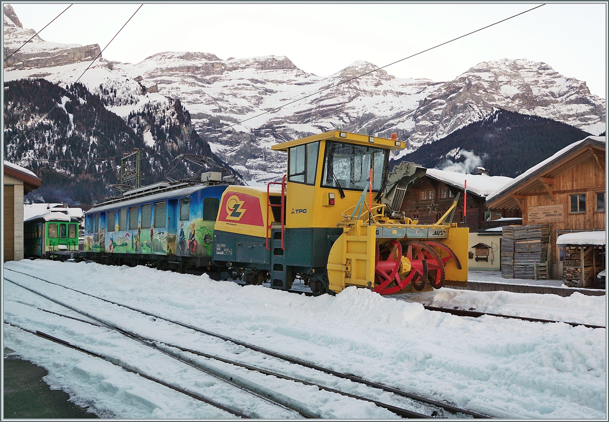 Noch immer wird die Strecke Le Sépey - Les Diablerets nur im Inselbetrieb geführt. Und da auch im Inselbetrieb Schnee geräumt werden muss, vermute ich, dass in der Not nun der ASD BDe 4/4 N° 2 Baujahr 1913) mit der Xrot.m. 933 zu diesem Zweck zum Einsatz gelangt! 

Les Diablerets, den 18. Jan. 2022