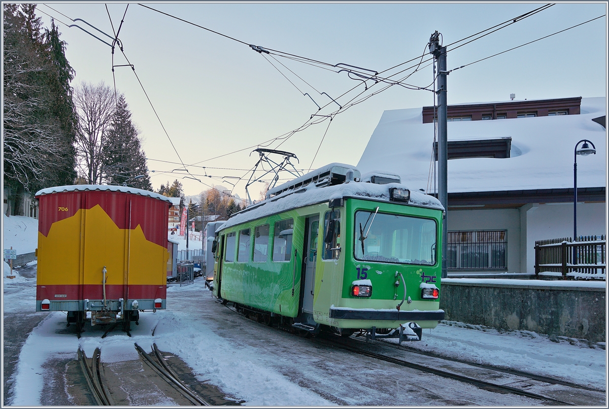 Nochmal der TPC BVB Be 2/5 15, nun etwas in Bewegung beim Rangieren in Villars sur Ollon: der Triebwagen hat einen Güterwagen für den Col de Bretaye bereitgestellt und fährt nun wieder auf sein Abstellgleis. 

12. März 2019