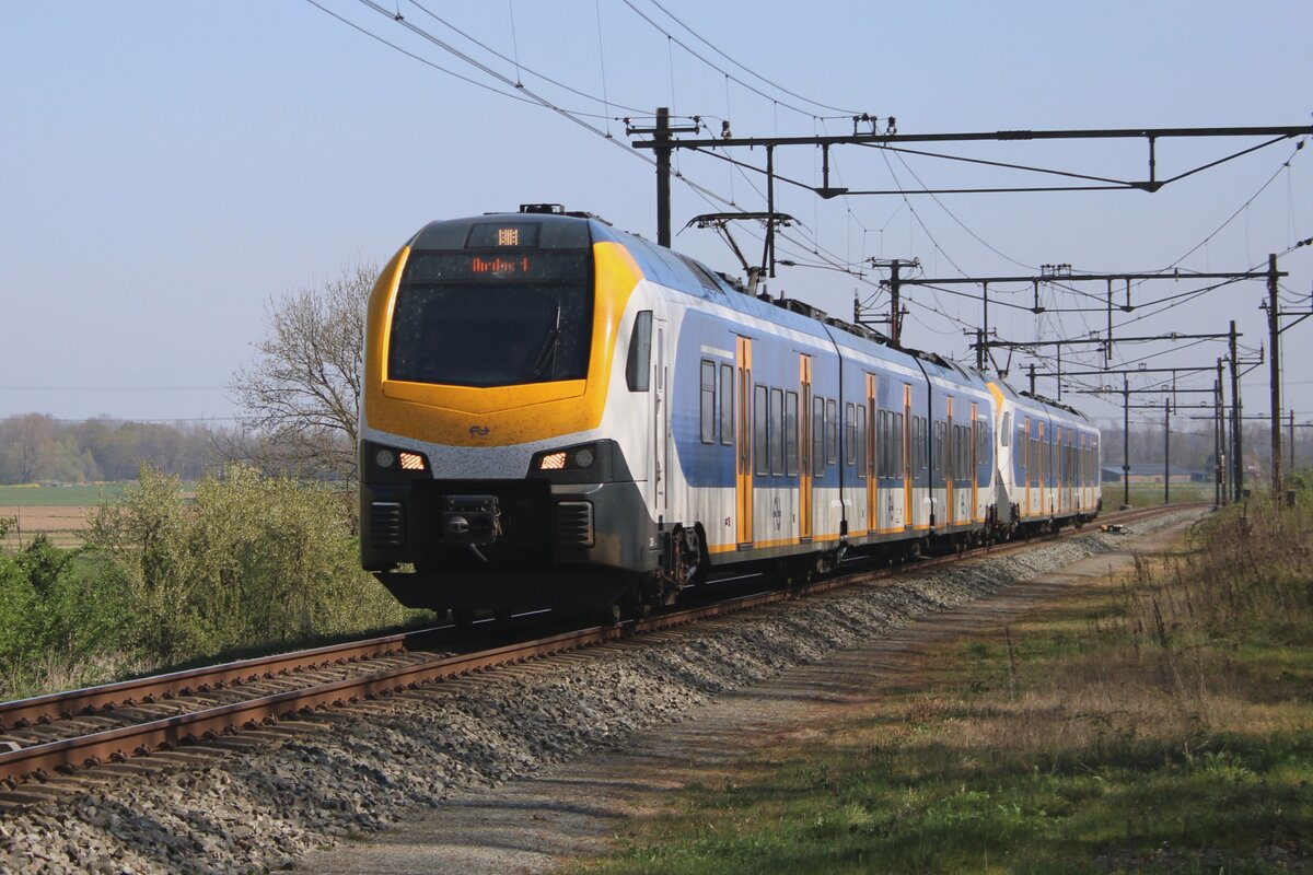 NS 2206 durchfahrt Niftrik am 11 April 2025 und wird vom offenbarer Weg fotografiert.