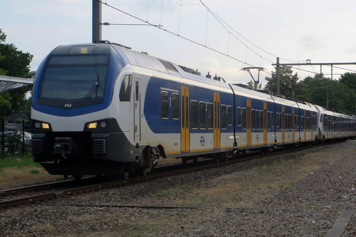 NS 2503 treft am Abend von 22 Juni 2023 in Wijchen ein. 
