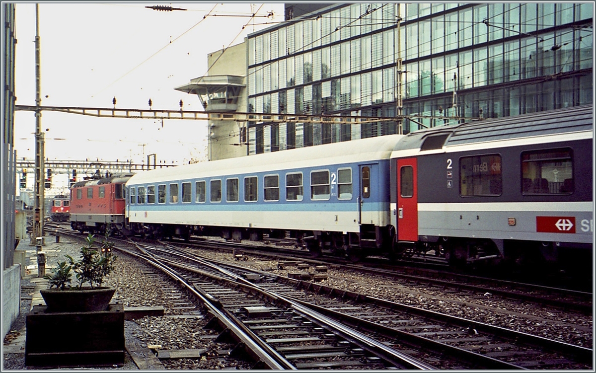 Obwohl die InterRegio IR Züge der DB auch im internationalen Verkehr eingesetzt wurden, gab es keine IR Linie in die Schweiz, trotzdem kamen hin und wieder in EC Zügen IR Wagen in die Schweiz, wie z. B dieser DB 51 80 22 91 258-3 Bimz beim EC  Lötschberg  welcher mit einer Re 4/4 II Bern verlässt.

Analog Bild vom November 2000