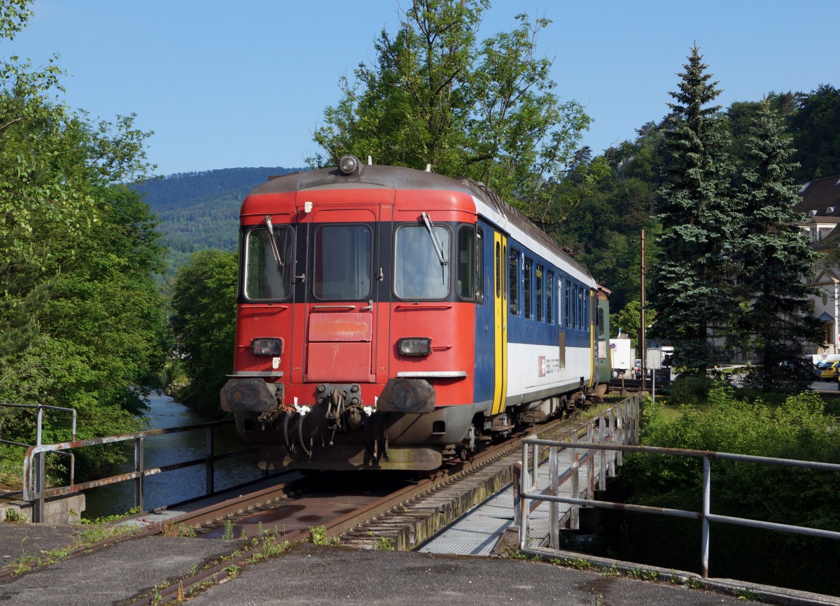 OeBB: Noch immer warten die ehemaligen SBB Triebfahrzeuge RBe 540 und BDe 4/4 651 in der Klus bei Balsthal auf die Verschrottung. Seit der letzten Aufnahme vom 18. März 2015 stehen die beiden Abbruch-Kandidaten auf einem fotogeneren Standort. Die Aufnahme ist am 22. Mai 2015 entstanden.
Foto: Walter Ruetsch