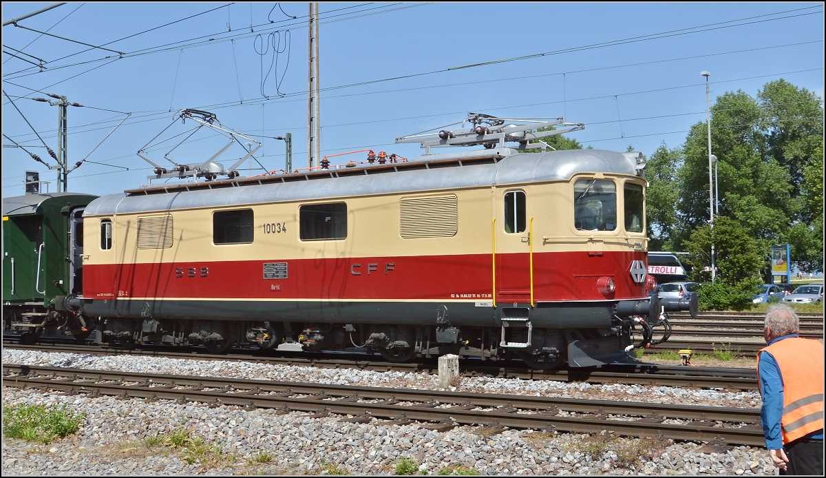 Oldiestunden im Grenzbahnhof. 

Unter den Argusaugen des Eigent�mers bringt Re 4/4 I 10034 den Sonderzug Augsburg-Basel zur�ck in heimische Gefielde. Juni 2014.

Von hier einen herzlichen Gru� nach Freiburg!