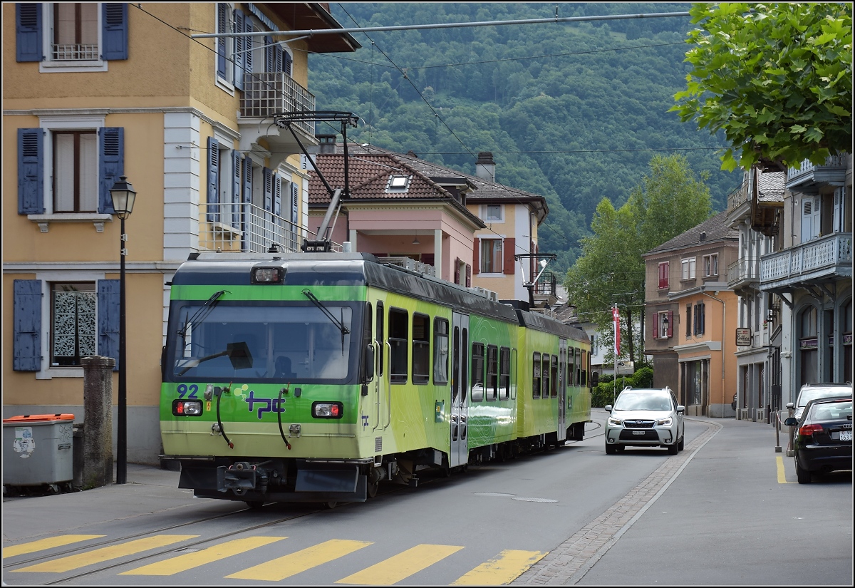 Ortsdurchfahrt in Bex. Der TPC-Triebwagen 92 nutzt die falsche Stra�enseite, so wird der geneigte Autofahrer ohne Chance auf Widerstand zum englischen Autofahrer. Juli 2017.