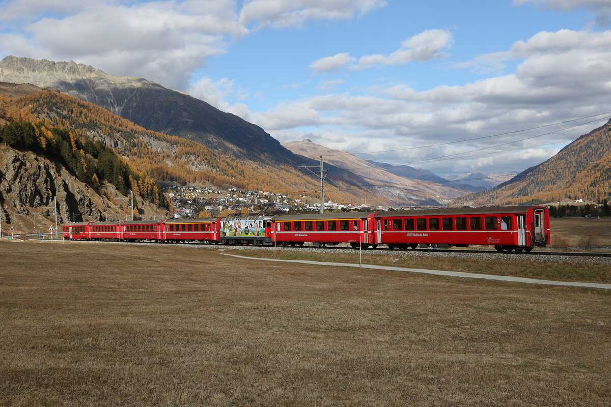 RhB Ge 4/4 II 611  Log in  eingereiht in einen Regionalzug. Aufgenommen am 26. Oktober 2021 bei  Celerina .