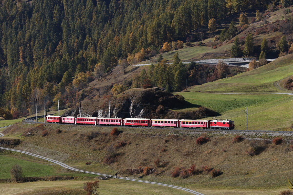 RhB Ge 4/4 II 614 war am 24. Oktober 2021 bei Ardez in Richtung Scuol unterwegs.