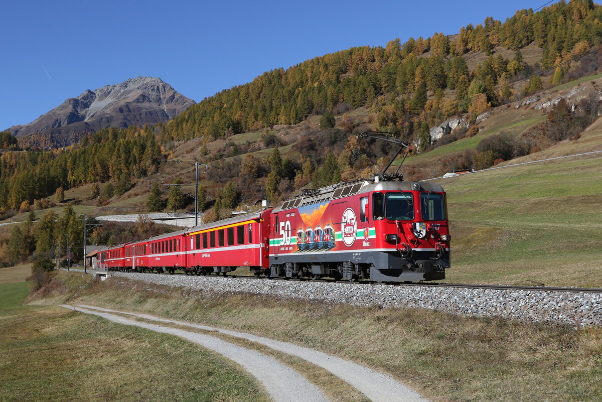 RhB Ge 4/4 II 617  50 Jahre LGB  kurz vor Ardez am 24. Oktober 2021.