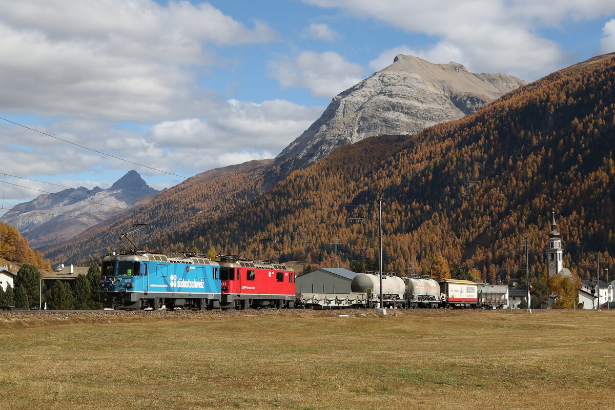 RhB Ge 4/4 II 619  S�dostschweiz  und Ge 4/4 II 632 waren am 26. Oktober 2021 mit einem G�terzug bei Bever in Richtung Albula unterwegs.