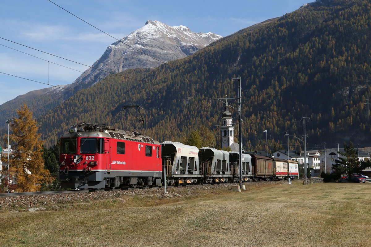RhB Ge 4/4 II 632 mit einem G�terzug bei der Ausfahrt aus Bever am 21. Oktober 2020.