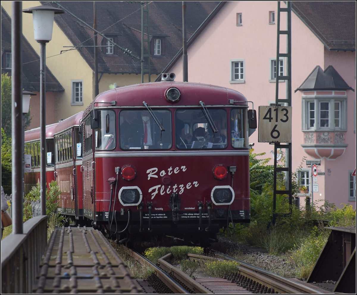 Roter Flitzer in Konstanz.

Der letzte Kilometer belohnt mit der Fahrt über die Rheinbrücke. September 2021.