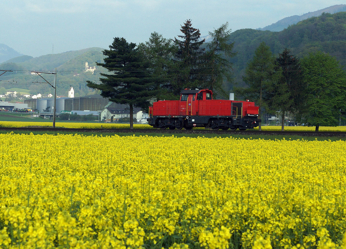 SBB: Am 841 bei Niederbipp w�hrend einer nur kurzen Aufhellung unterwegs am 3. Mai 2016.
Foto: Walter Ruetsch