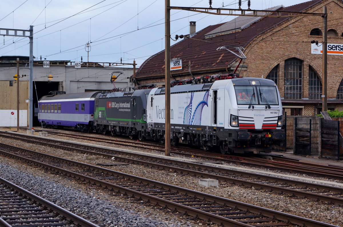 SBB CARGO INTERNATIONAL: Die beiden Vectron 193 902-4 und 193 209-4 (SBB) mit einem ehemaligen SBB-Speisewagen in Burgdorf bei der Weiterfahrt zur SOB f�r weitere Versuchsfahrten. Mehrere Versuchsfahrten fanden in der Woche 26 bereits auf der Strecke Bern-Schwarzenburg statt. Ich gehe davon aus, dass man die SBB CARGO LOK nicht oft in der Schweiz fotografieren kann.
Foto: Walter Ruetsch 