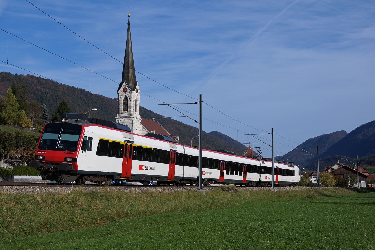 SBB: Die seit über 22 Jahren im Einsatz stehenden RBDe 560 Kolibri/Domino verkehren seit dem Fahrplanwechsel 2013 nicht mehr zwischen Solothurn-HB und Sonceboz-Sombeval. Am 26. Oktober 2013 konnte ein Domino auf der Fahrt im Berner Jura vor der Kulisse der Kirche Court im Bilde festgehalten werden.
Foto: Walter Ruetsch