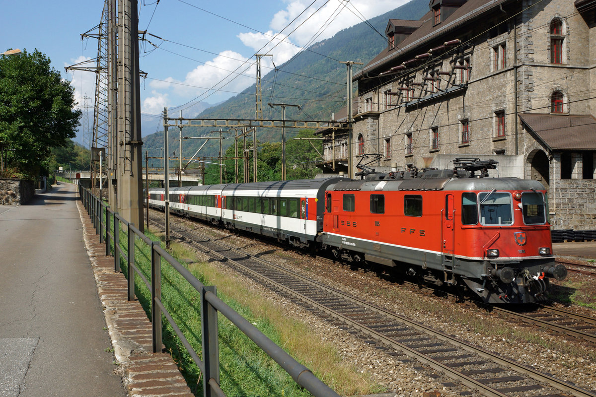SBB: Ein IR Basel-Locarno beim Passieren des Unterwerks in Giornico am 13. September 2016.
Foto: Walter Ruetsch