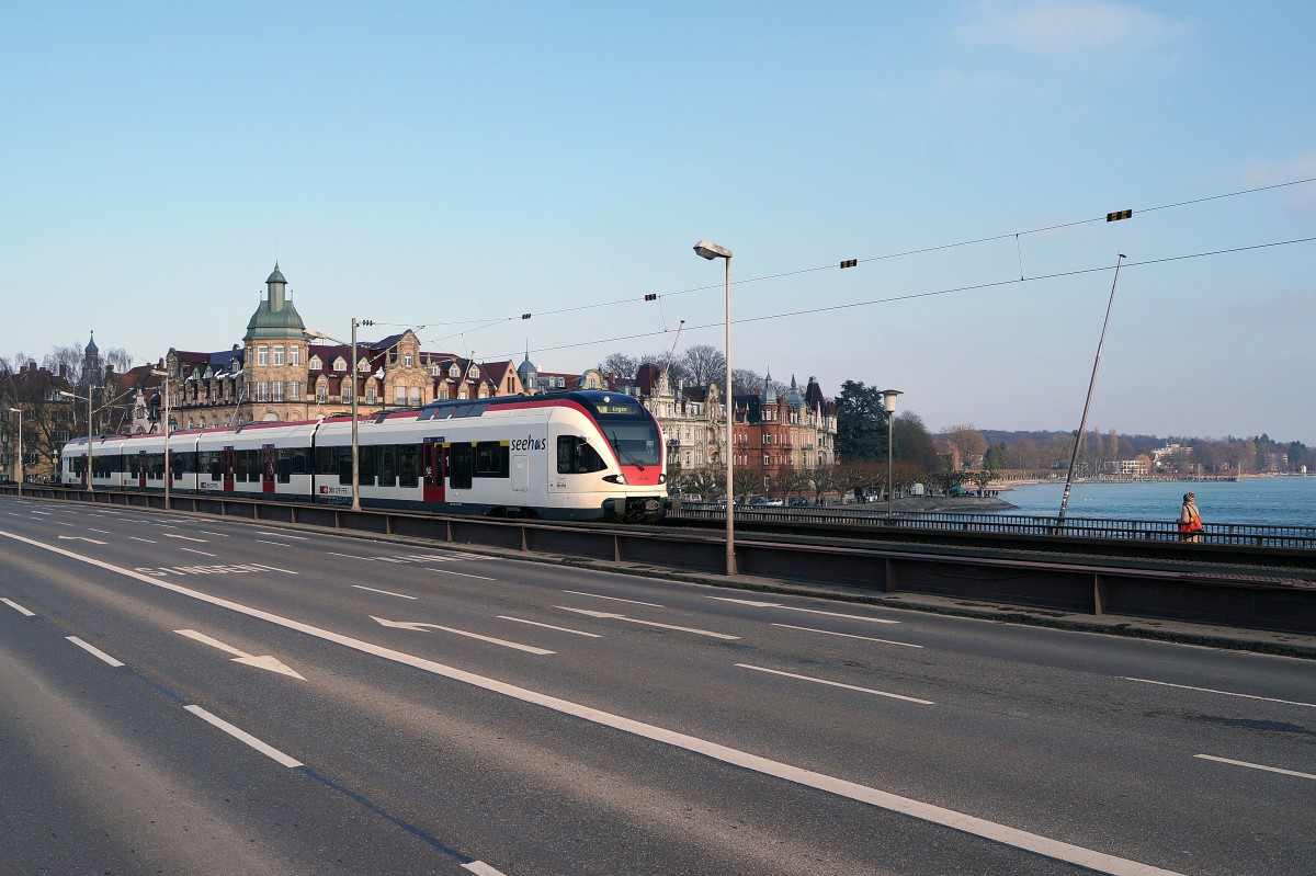 SBB: Flirt RABe 526  Seehas  bei Konstanz am 7. Februar 2015. Die Eisenbahnfotografen aus der Schweiz (ich war der Einzige) waren an diesem Samstag gegen�ber den Schweizer Einkaufstouristen in der Minderzahl.
Foto: Walter Ruetsch  