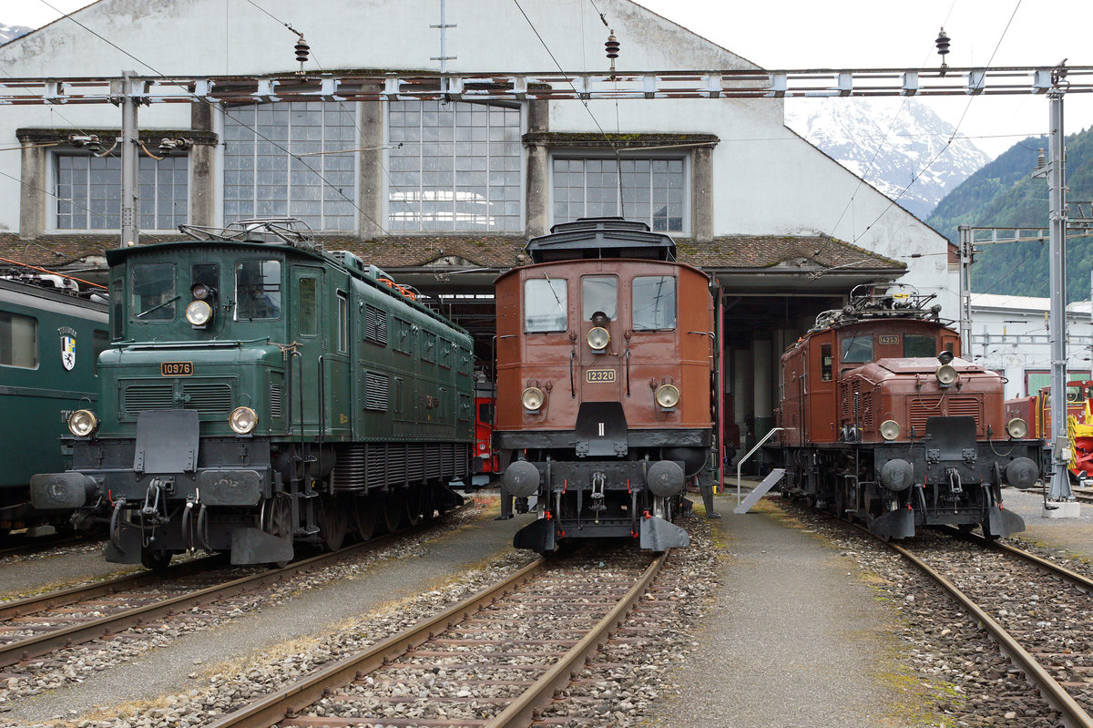 SBB:  GOTTARDO 2016 
Rund um das alte SBB Depot Erstfeld, das durch die Eröffnung des Gotthard Basistunnel leider seine grosse und langjährige Bedeutung verliert, wurde über das Wochenende vom 4. und 5. Juni 2016 Rollmaterial aus verschiedensten Epochen ausgestellt.
Ein interessantes Trio bildeten Ae 4/7 10976, Be 4/6 12320 und das  KROKODIL  Ce 6/8 II 14253.
Foto: Walter Ruetsch  