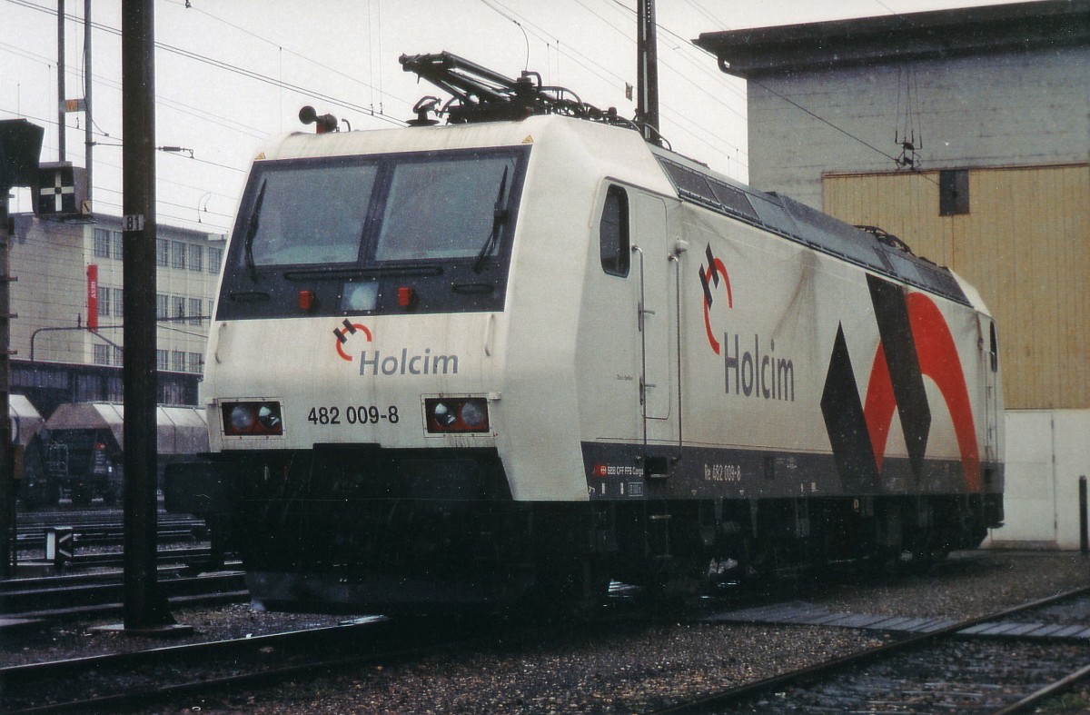 SBB: Leider nur einmal in Burgdorf, bei sehr schlechtem Wetter im Juni 2004, konnte die  HOLCIM  Re 482 009-8 von mir verewigt werden. Bei weiteren Gelegenheiten waren die HOLCIM-Züge mit Re 4/4 oder mit Re 6/6 bespannt.
Foto: Walter Ruetsch  