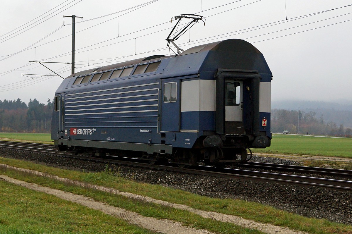 SBB: Re 450 006-2 auf der Fahrt zum SBB-Industriewerk Yverdon les Bains. Die Aufnahme entstand am 27. November 2014 bei Deitingen.
Foto: Walter Ruetsch