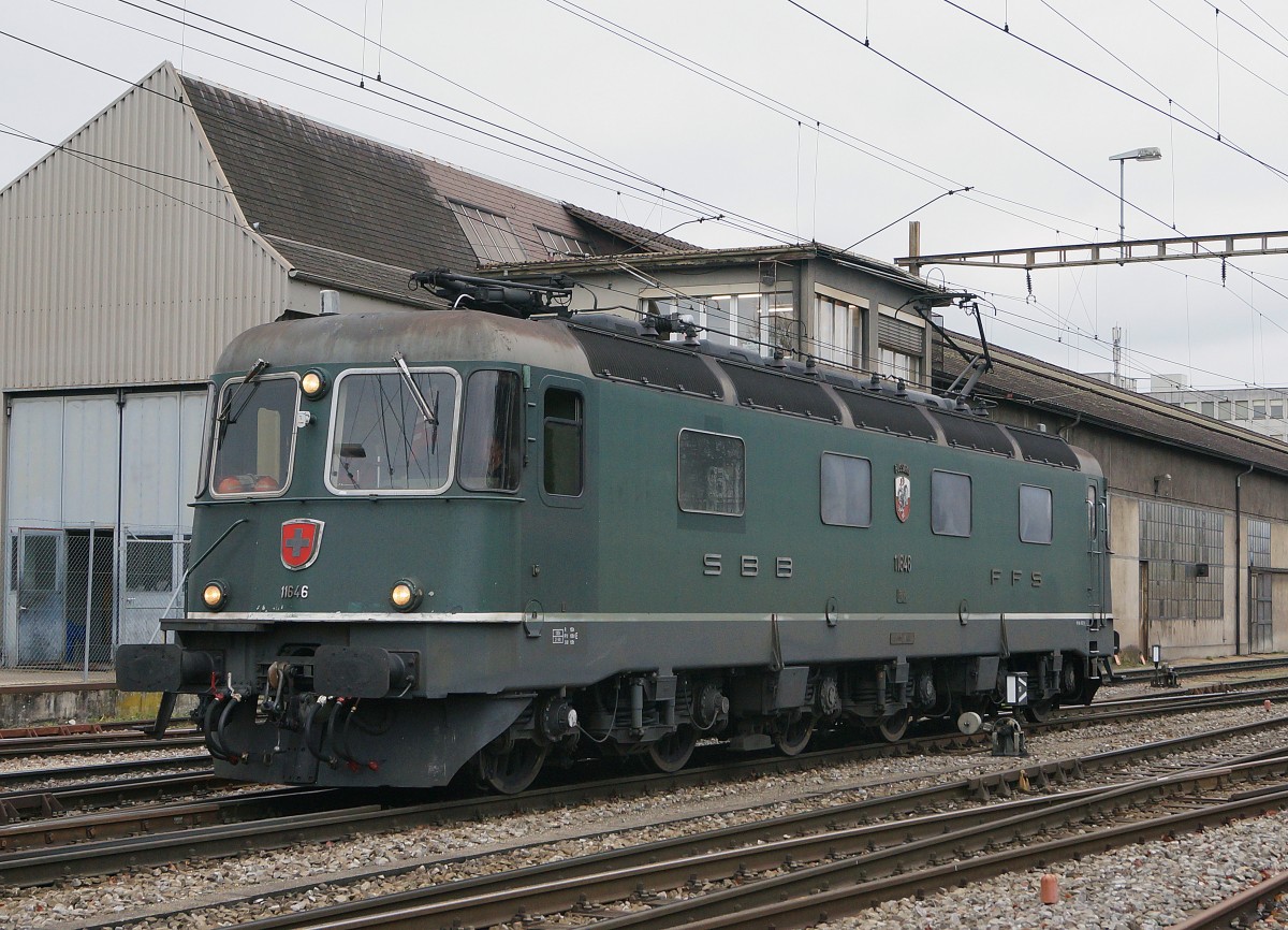 SBB: Re 6/6 11646  BUSSIGNY  in Gerlafingen auf den nächsten Einsatz wartend am 2. Dezember 2014.
Foto: Walter Ruetsch