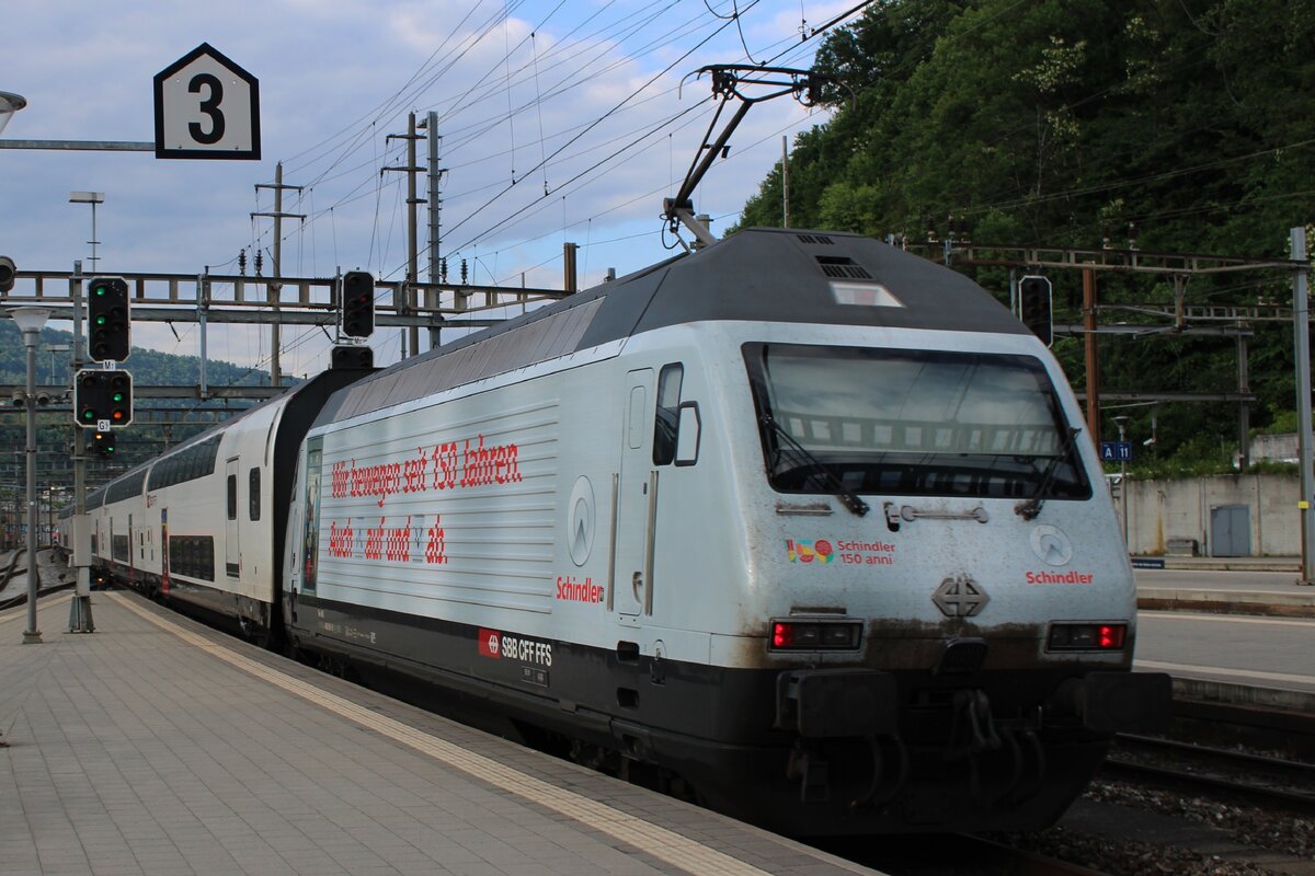 SBB Werbelok 460 081 schiebt ein IC aus Olten aus nach Basel SBB am 17 Mai 2025.