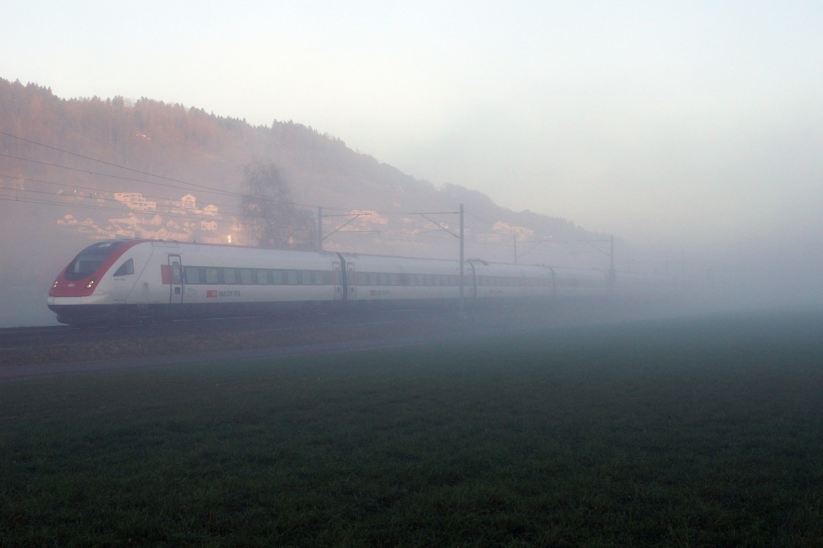 SBB: Wie sich an einem sehr schönen Dezembertag die Fotostelle bei Egolzwil innert einer Stunde veränderte, ist ersichtlich anhand der beiden Aufnahmen vom 17. Dezember 2015. Während der stilreine EW IV-Pendel noch in seiner ganzen Länge ersichtlich ist, ist der ICN leider nur noch sehr schwer zu erkennen.
Foto: Walter Ruetsch
