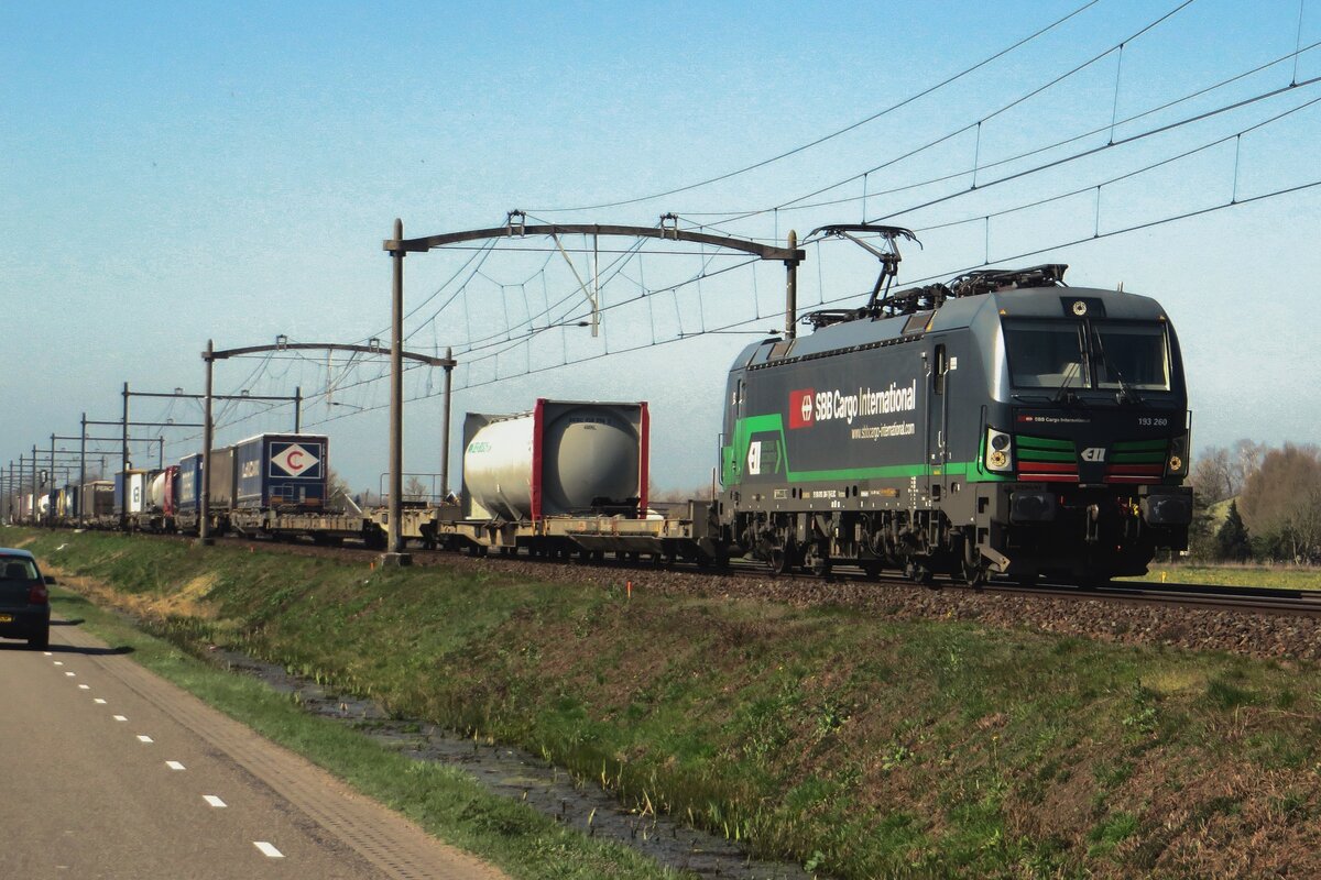 SBBCI 193 260 durchfahrt Boxtel am 30 März 2021. Leider ist dieser Fotopunkt wegen zu hoher Gitter verschunden.