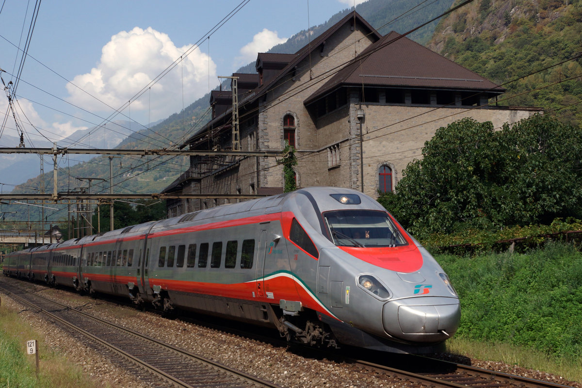SBB/FS: Ein unbekannter FS ETR 610 auf der Fahrt in den Süden beim Passieren des Unterwerks in Gionrnico am 13. September 2016.
Foto: Walter Ruetsch