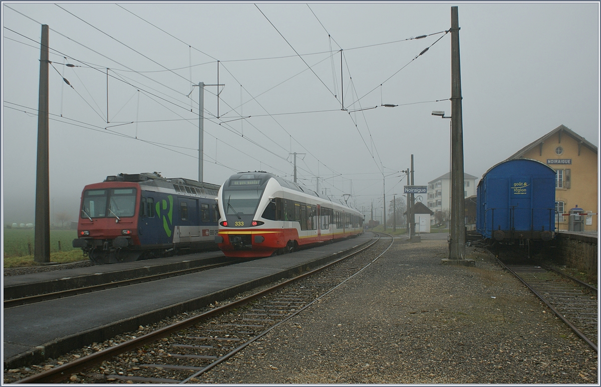 Scheinbar auf Test- oder Schulungsfahrt war dieser NPZ RBDe 562 Pendelzug in Noiraigue, der sich neben einem trn Flirt zeigt. 

7. Dez. 2009.