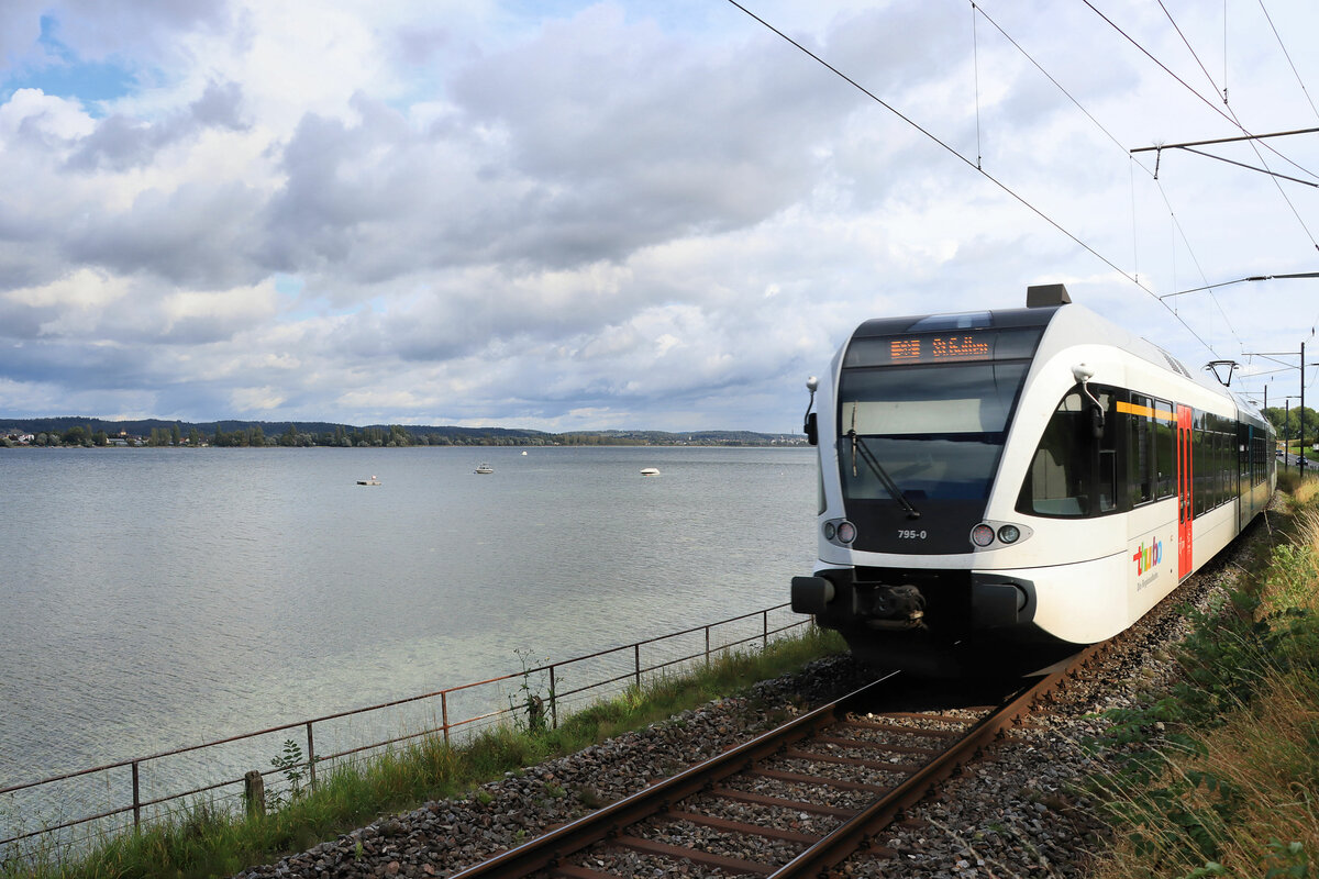 Seelinie Rorschach - Arbon - Romanshorn - Kreuzlingen - Stein am Rhein - Schaffhausen: Thurbo GTW 2/8 795 zwischen Ermatingen und Mannenbach Salenstein. 6.Oktober 2021. Die Seelinie auf dem oberen Abschnitt Kreuzlingen - Schaffhausen wird als S8 der St.Galler S-Bahn betrieben (Stein am Rhein - Etzwilen und dann weiter nach Winterthur auch von Zügen des ZVV Zürich). Die S8 Fährt durch von Schaffhausen via Kreuzlingen - Romanshorn - Wittenbach nach St.Gallen, und dann als S1 weiter nach Wil. 