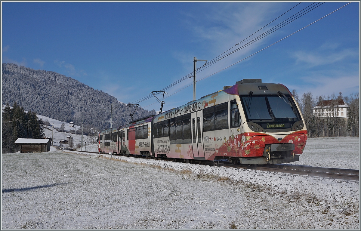 Seit 2017 sind die MOB und die Nankai Railway  Sister Railways , aus diesem Grund wurde, unter anderem, der MOB Be 4/4 5002 mit Bt und ABt entsprechend beklebt. Im Bild pendelt, wie es sich für einen Lenkerpendel  gehört, dieser zwischen Zweisimmen und der Lenk hin und her. 
Die Bilder entstanden zwischen Blankenburg und Stöckli. 

3. Dezember 2020