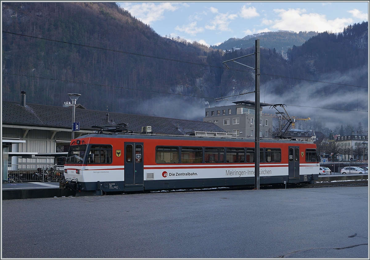 Seit ein paar Jahren erreichen die Z�ge aus Innertkichen Bahnhof von Meiringen, davor endete der Zuglauf ein paar hundert Meter �stlich des Bahnhof im einen MIB Bahnhof. Nun hat seit dem 1. Januar hat die Zentralbahn die MIB �bernommen; trotzdem ist f�r die Z�ge von und nach Innertkichen nur eine relativ kurze Perronkante auf Gleis 3 vorgesehen, verkehren doch die Z�ge nach Innertkirchen mit Gleichstrom im Gegensatz zu den Br�nigbahnz�gen. Und so ist die SBB via Zentralbahn nach der Aufgabe des Gleichstrombetriebes Gen�ve -La Plaine vor ein paar Jahren wieder in den Besitze einer Gleichstrombahn gekommen. In Meiringen wartet der Zentralbahn Be 125 008 auf die Abfahrt nach Innertkichen. Der Triebwagen war bei der MIB als Be 4/4 8 gef�hrt worden und im Innenraum mit mit 90 85 8470 008-6 beschriftet. 17. Februar 2021