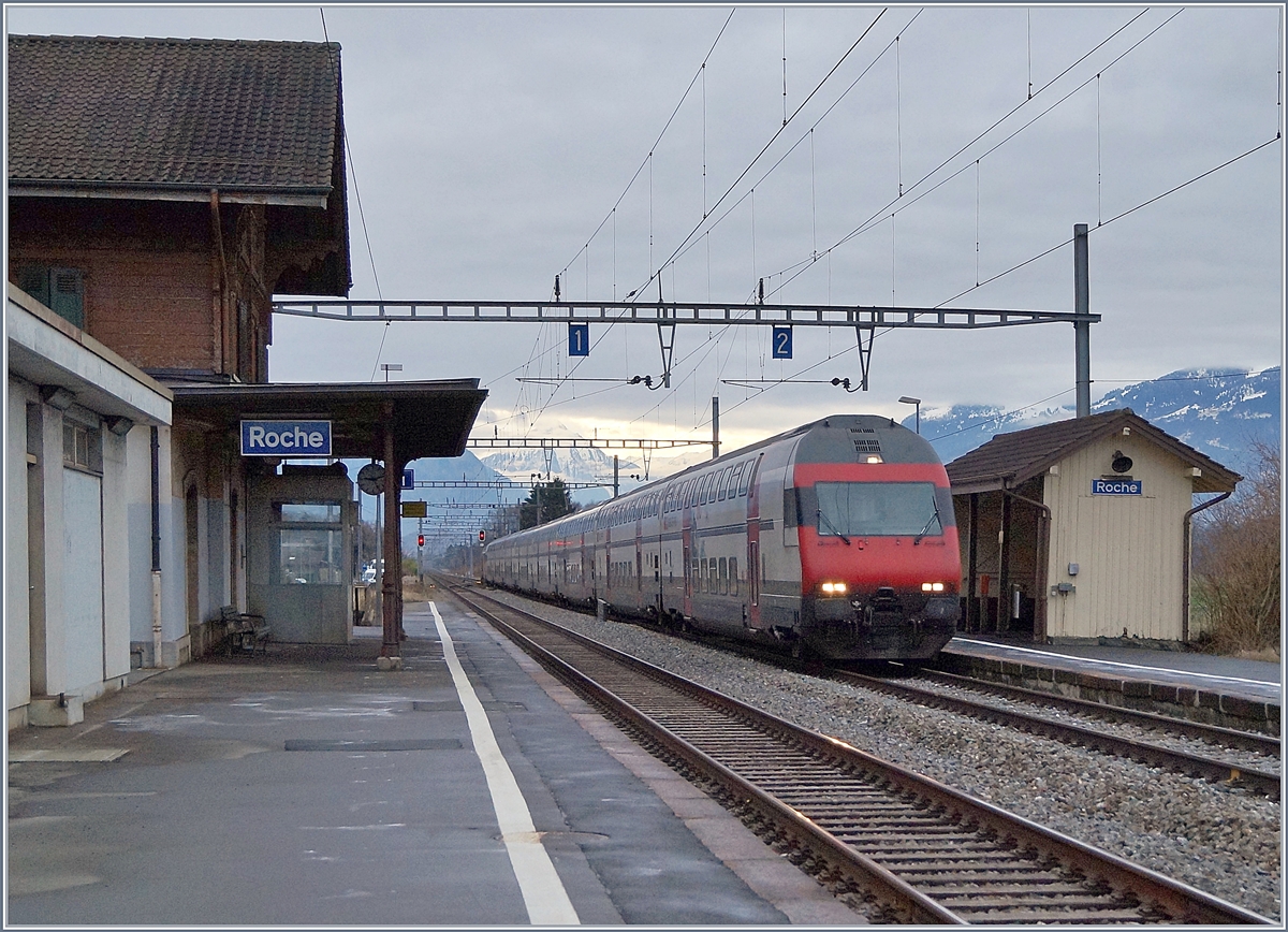 Seit Jahren möchten die Walliser statt komfortabel mit EW IV zu reisen, lieber in Doppelstockzügen transportiert werden. Seit dem Fahrplanwechsel ist nun der Wunsch erfüllt worden, wenigstens am Wochenende mit einzelnen Züge, wobei ich bisher noch im Dunkeln tappe, welche Züge mit IC 2000 oder RABe 511 anstelle der EW IV Umläufe gefahren werden. 
Immerhin konnte ich am 6. Jan. 2019 den IR 1710 in Roches VD als IC 2000 fotografieren. 