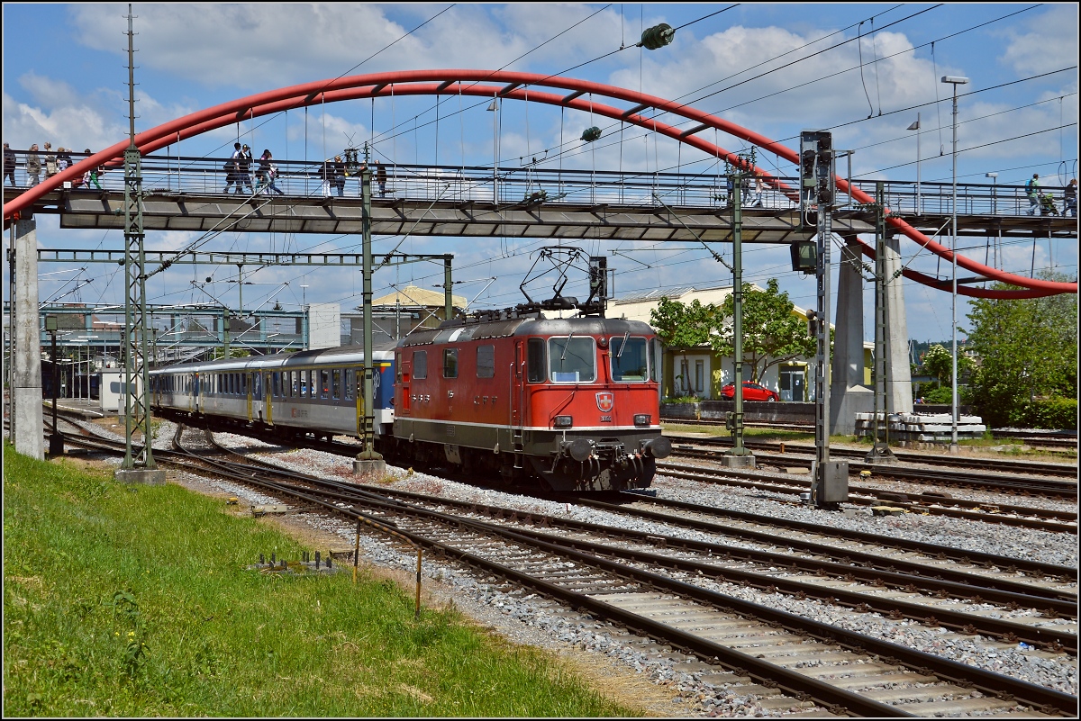 Seltener Besuch in Konstanz. Re 4/4 II 11155 schiebt einen Zug mit EW II zur Endstation. Mai 2014.