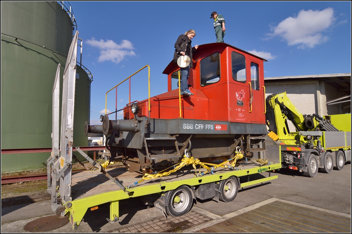 Spitzmaus auf Reisen. 

Schienentraktor Tm I Nr. 477 auf verlässt sein vorübergehendes Zuhause in Frauenfeld, um in Sargans ein neues Einsatzfeld zu finden. Um den Erhalt kümmert sich IG Schiene Schweiz. Februar 2014.