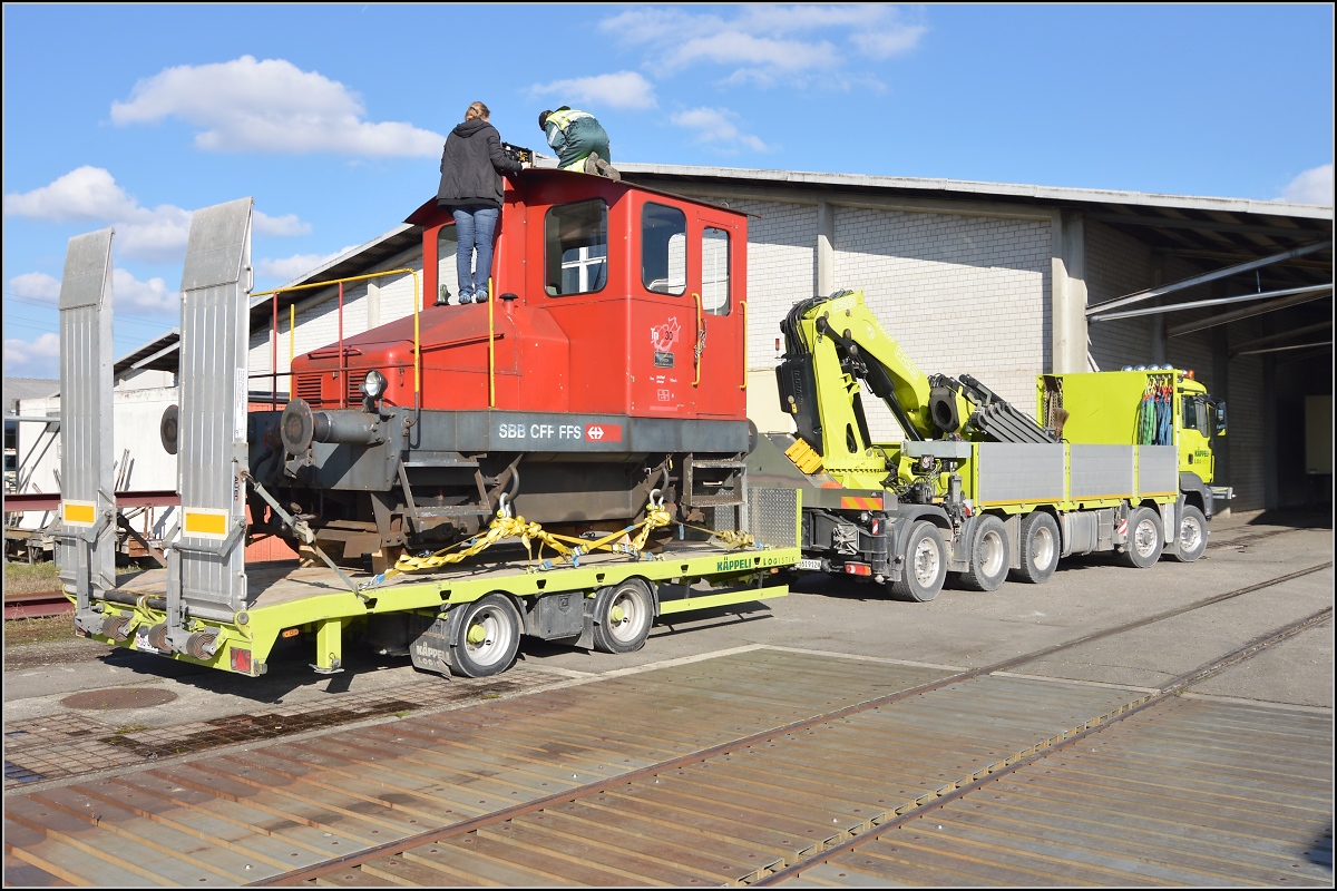 Spitzmaus auf Reisen. 

Schienentraktor Tm I Nr. 477 auf verlässt sein vorübergehendes Zuhause in Frauenfeld, um in Sargans ein neues Einsatzfeld zu finden. Um den Erhalt kümmert sich IG Schiene Schweiz. Februar 2014.