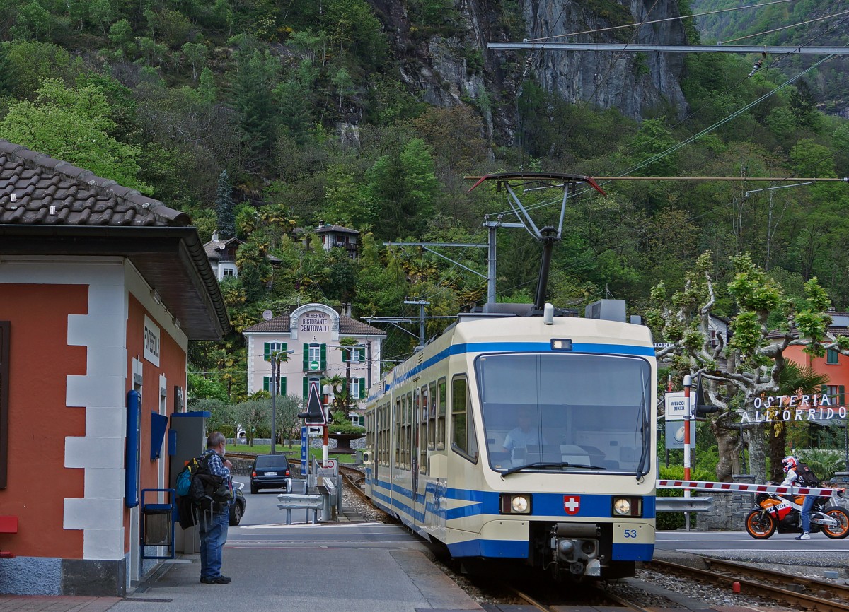 SSIF/FART: Regionalzug Camedo-Locarno mit dem FART ABe 4/6 53 in Pontebrolla am 2. Mai 2015.
Foto: Walter Ruetsch 