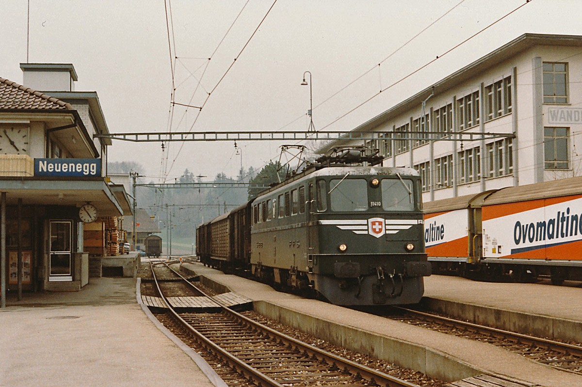 STB/SBB: Die Sensetalbahn hatte ihren Betrieb am 23.1.1904 aufgenommen. Die Streckenf�hrung begann beim SBB-Bahnhof Flamatt und endete beim BN-Bahnhof G�mmenen. Am 23.5.1993 wurde der Streckenabschnitt Laupen-G�mmenen auf Busbetrieb umgestellt. Mit der Er�ffnung der S-Bahn Bern wurde Laupen zu einem Endehalt einer S-Bahn. Die S-Bahn ab Freiburg endet bereits in Neuenegg. Zur Zeit befinden sich an der ehemaligen STB Strecke keine SBB Cargo Kunden mehr. Im Jahre 1986 wurden in Neuenegg die G�terwagen von einer SBB Ae 6/6 abgeholt. Ab dem Jahre 1987 hatte diese Aufgabe eine BLS Ae 6/8 �bernommen. Ae 6/6 11410  BASEL STADT  mit G�terzug in Neuenegg auf die Abfahrt wartend im Mai 1986.
Foto: Walter Ruetsch