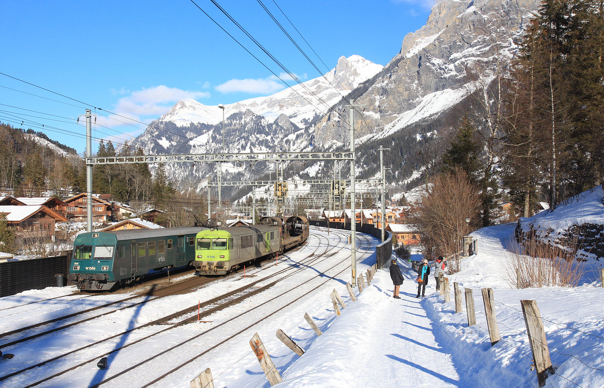 Steuerwagen der Autozüge durch den Lötschberg-Scheiteltunnel: Hier warten zwei total verschiedene Steuerwagen mit ihren Autozügen in Kandersteg. Links BDt 958 von 1991 und rechts BDt 955, ex-SBB, ex-BLS 912. 7.Januar 2021  