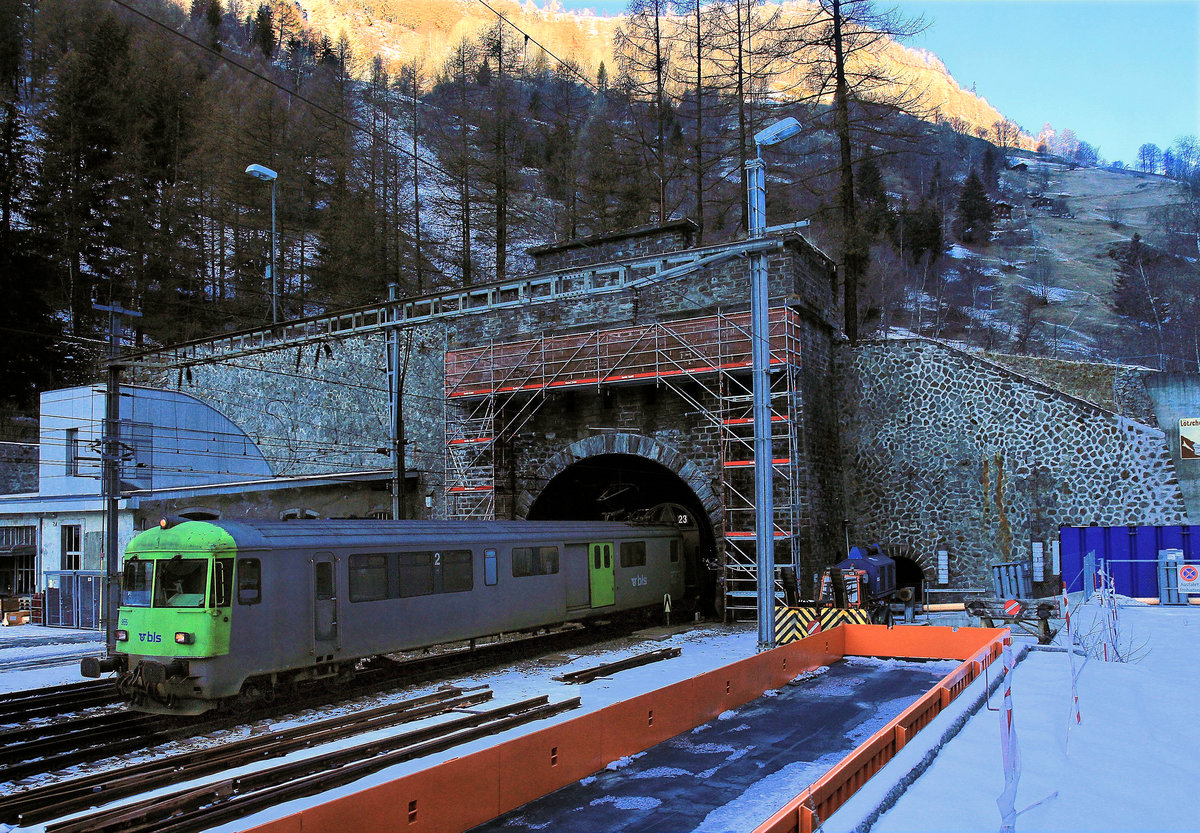Steuerwagen der Autozüge durch den Lötschberg-Scheiteltunnel: Steuerwagen BDt 50 85 80-35 955 in einem eigenartig blassen Anstrich verlässt in Goppenstein gerade den Lötschbergtunnel. Der Wagen ist der ehemalige SBB DZt 912 Steuerwagen. 7.Januar 2021