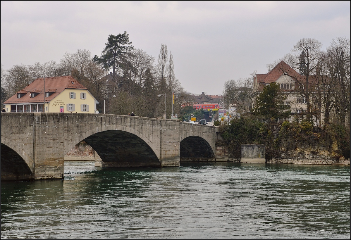 Traktionswandel am Hochrhein, der einzigen  Schweizer Dieselstrecke , die Schaffhausen mit Basel verbindet, sowie auch Rheinfelden AG, Stein-S�ckingen.

Hier der Blick von Rheinfelden AG nach Rheinfelden (Baden), wo ein 611 sich gerade auf den Weg Richtung Schaffhausen und Singen begibt. April 2016. 