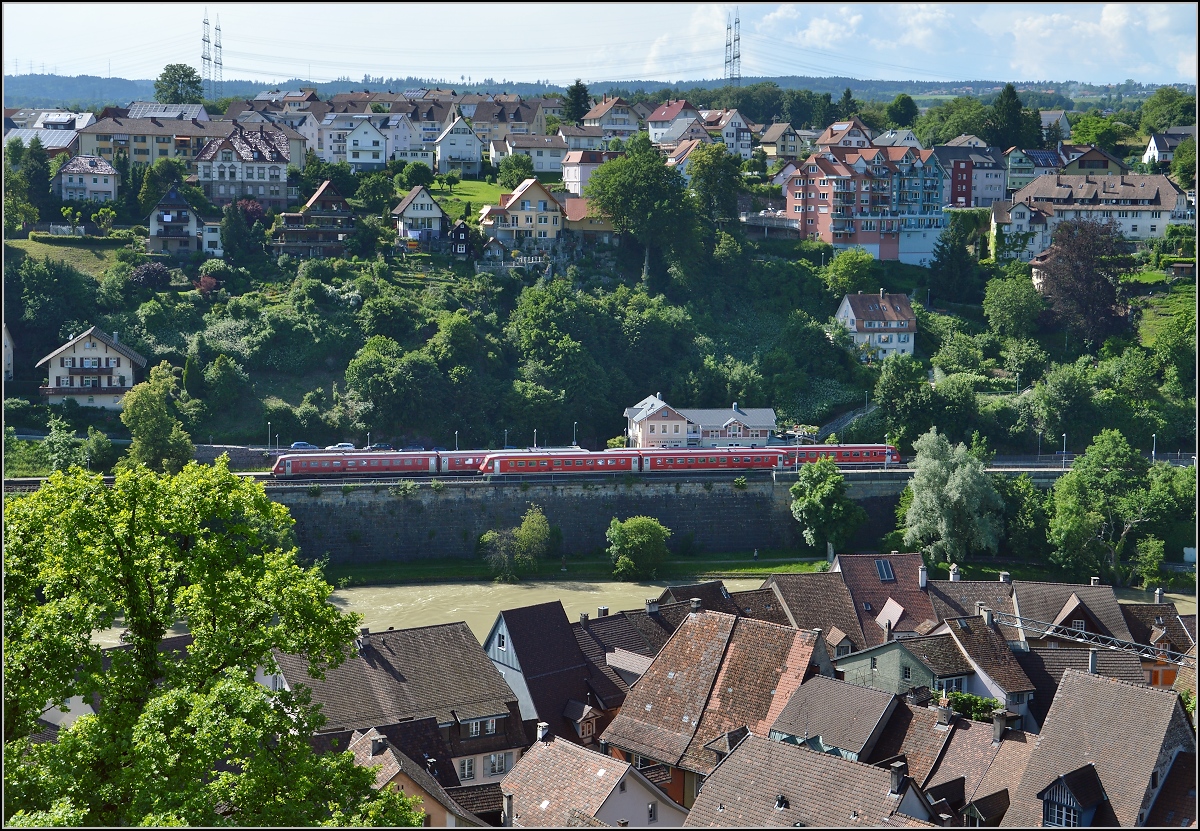 Traktionswandel am Hochrhein, der einzigen  Schweizer Dieselstrecke , die Schaffhausen mit Basel verbindet, sowie auch Rheinfelden AG, Stein-S�ckingen.

Hier der Blick von Laufenburg AG nach Laufenburg (Baden), wo gerade eine Zugkreuzung mit drei 611 genau am richtigen Ort stattfindet. Juni 2016. 