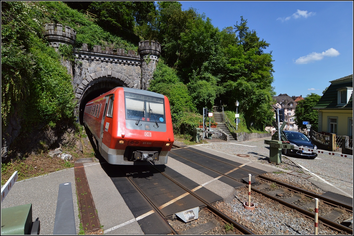 Traktionswandel am Hochrhein, der einzigen  Schweizer Dieselstrecke , die Schaffhausen mit Basel verbindet, sowie auch Rheinfelden AG, Stein-S�ckingen.

611 030 verl�sst den Rappensteintunnel in Laufenburg (Baden), Juni 2016. 
