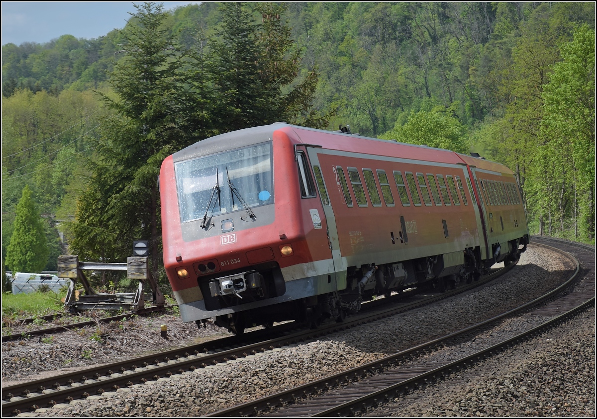 Traktionswandel am Hochrhein, der einzigen  Schweizer Dieselstrecke , die Schaffhausen mit Basel verbindet, sowie auch Rheinfelden AG, Stein-S�ckingen.

611 034 in Wehr-Brennet, April 2018. 